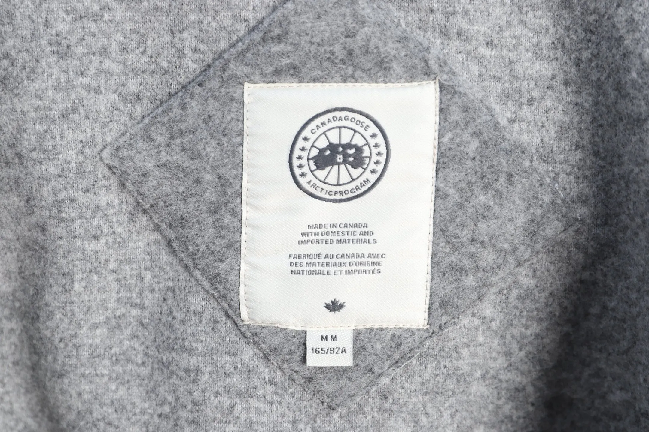 P720 Big Goose white label hooded cashmere sweatshirt Canada Goose Canada Goose SS22 Chilliwack Humanature 01 Logo patch zipper drawstring hooded fleece long-sleeved bomber jacket Exclusive customized wool fabric Only compared with ZP The popularity of this season’s new style does not need any elaboration. The fabric is warm and comfortable long plush and easy to put on and take off. The high-tech breathable space cotton liner makes the whole dress very stiff and at the same time soft, comfortable and lightweight. Breathable, soft, not sweaty, lightweight, stylish, and non-deformable. The iconic double-striped reflective strips are designed behind the collar and hood. No detail is missed. High-density goose badge. All threaded accessories are customized. Three colors to choose from. Each one is super western. The upper body effect is very high-end. The loose version is not bloated at all. It is quite fashionable. It can be said that it is a very unique design. This year's must-have style is the same for men and women🔥